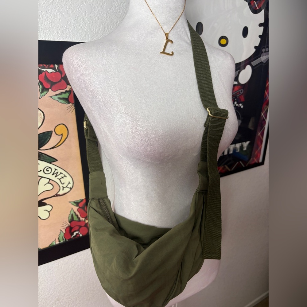 Small Green Adjustable Sling Bag - Picture 2 of 4